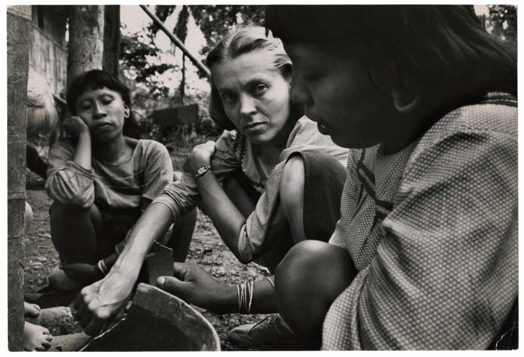 Elisabeth Elliot with Mintaka and Mankamu, Tiwaenu River, Ecuador / Cornell Capa © International Center of Photography/Magnum Photos.